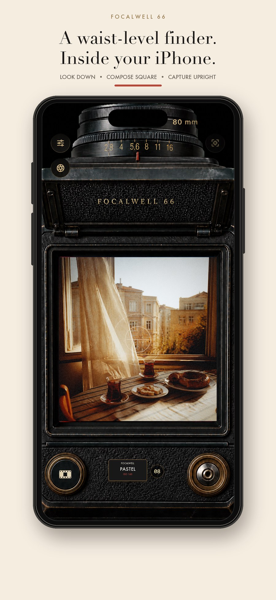 FocalWell 66: iPhone'un içinde bel hizası vizör. Matlı camda pencere kenarında iki bardak çay ve simit; altta film penceresinde PASTEL ISO 160.